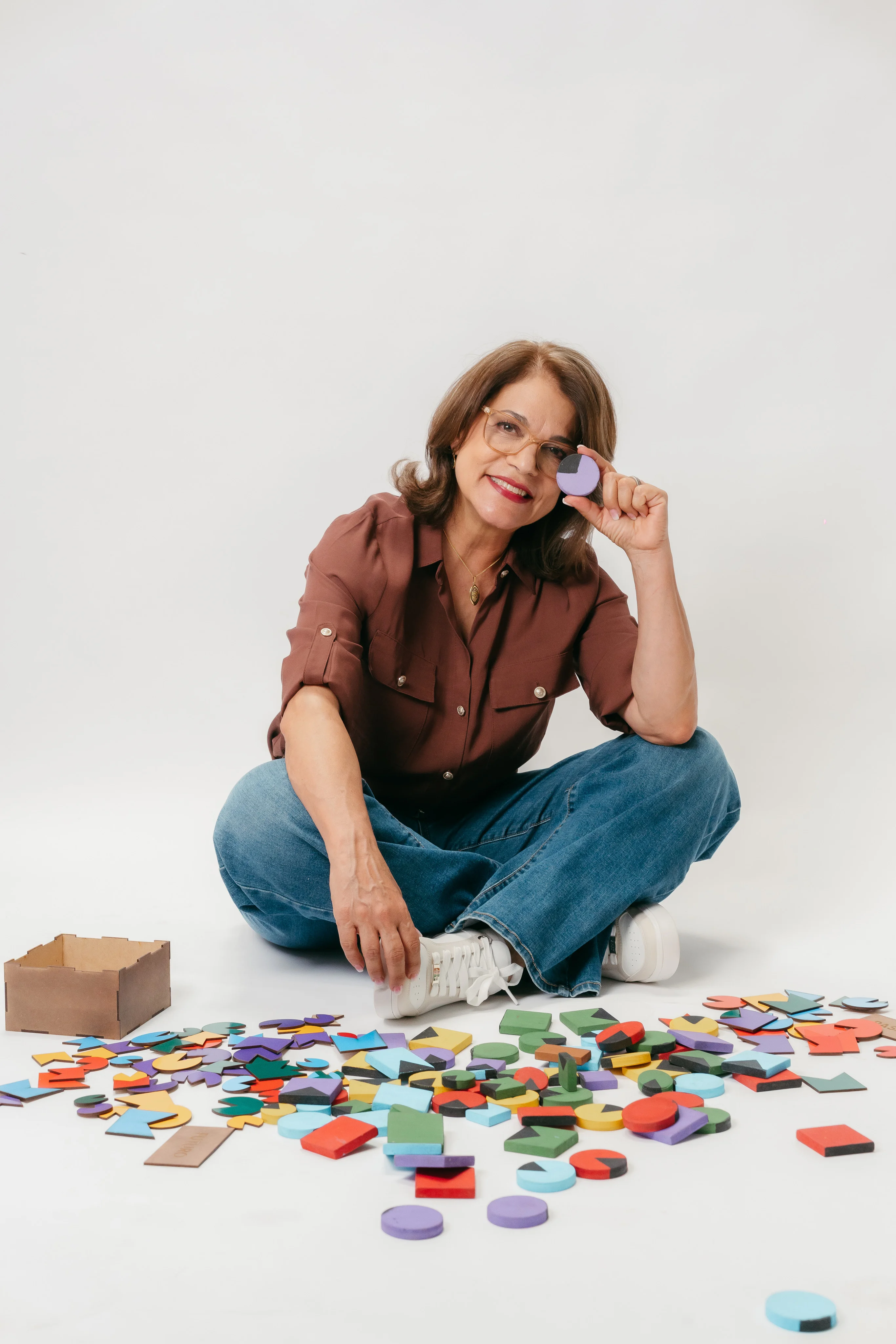 Consuelo Béjar trabajando con fichas de Resonancias Transgeneracionales